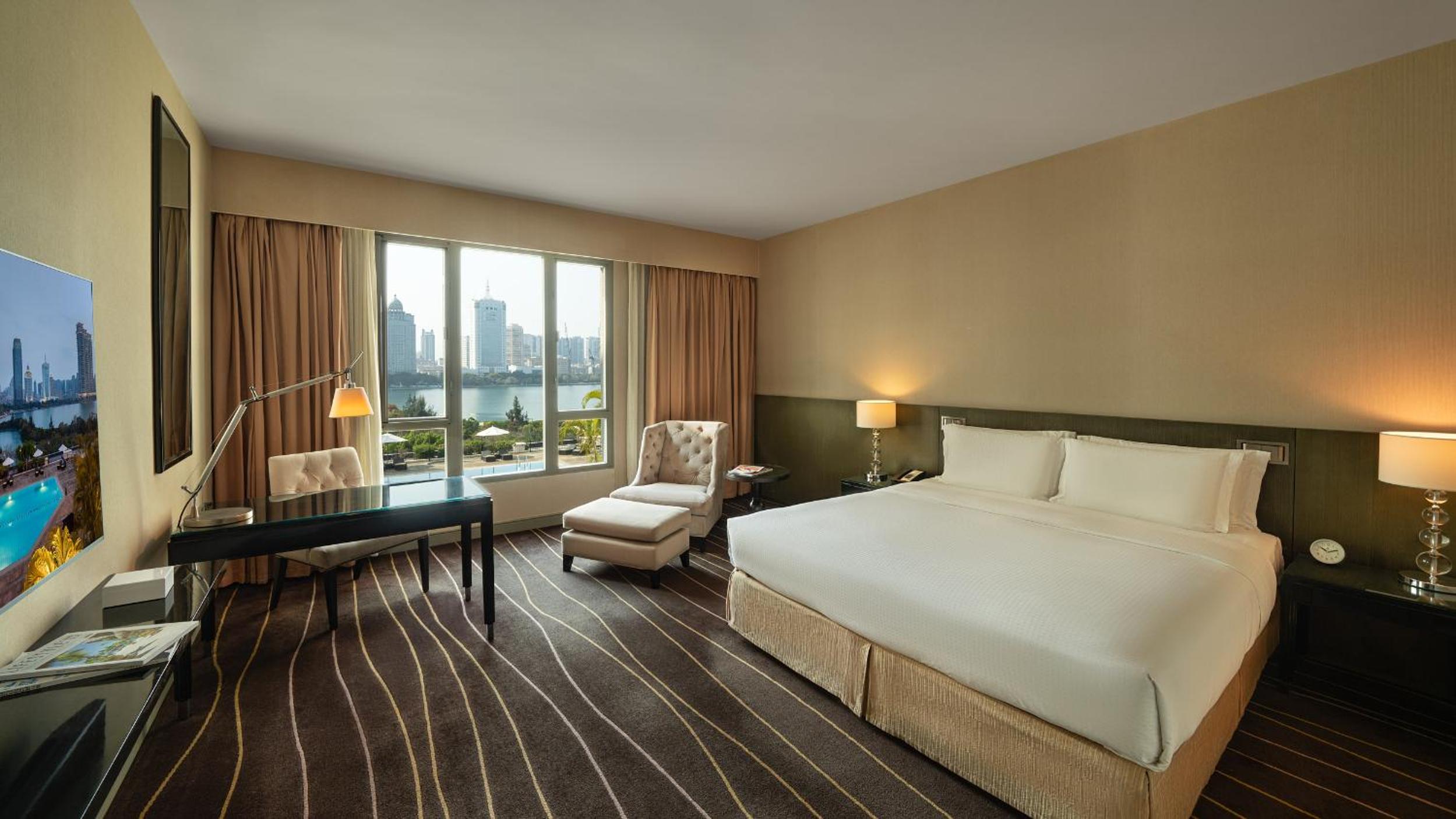 Deluxe, King Bed, Queen Bed, Lake View