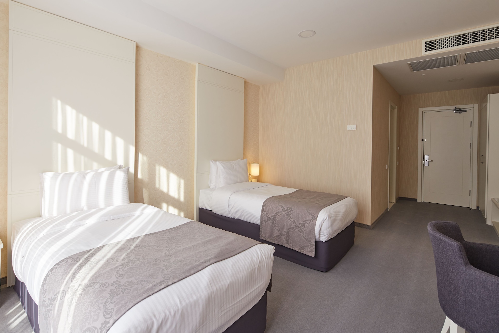 DELUXE, TWIN BEDS