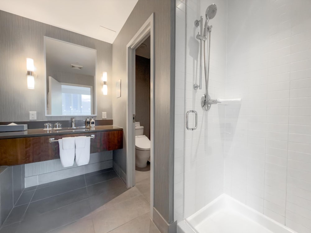 Coast Coal Harbour Hotel 63/64