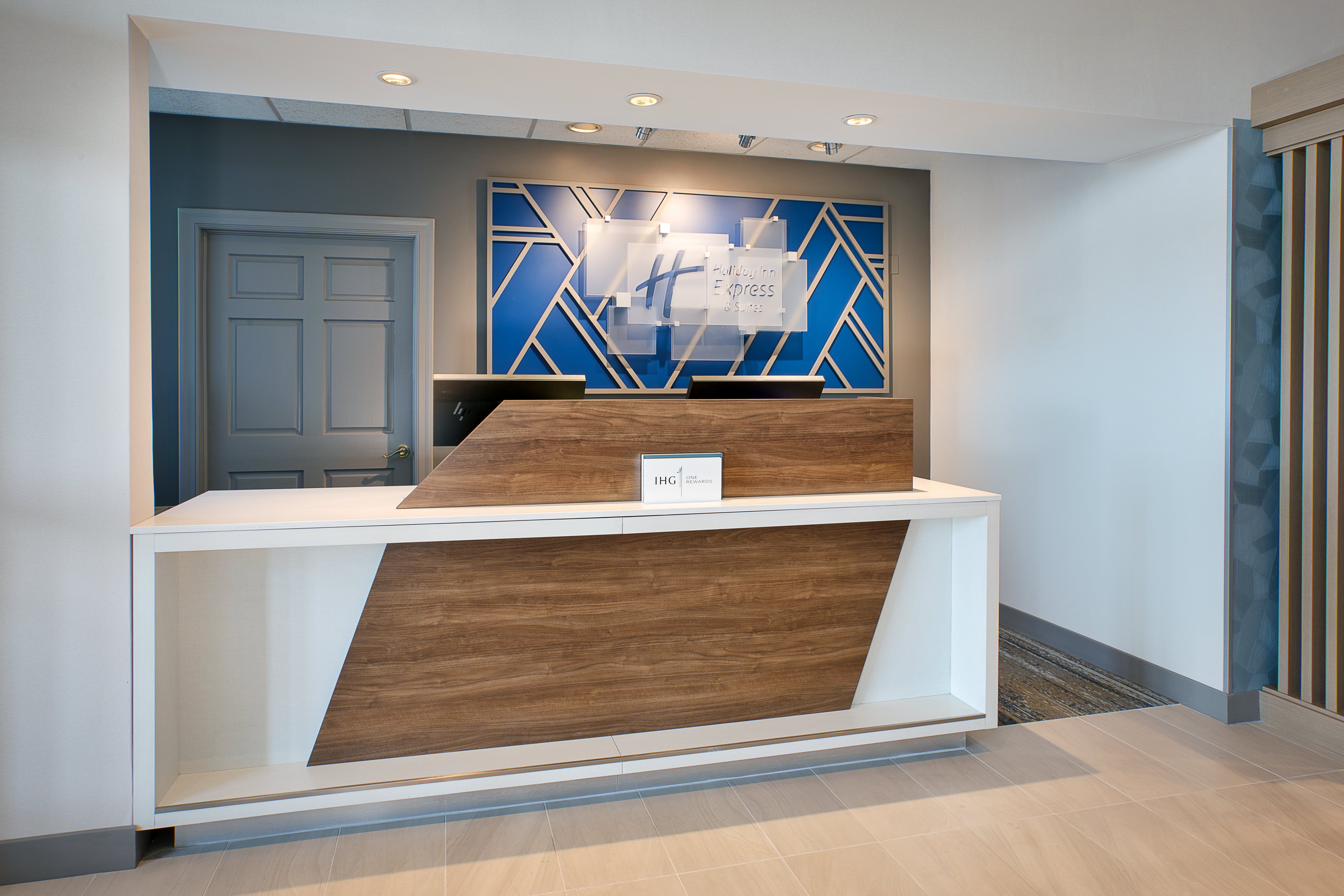 Holiday Inn Express Hotel Suites Youngstown N Warren Niles 7/79