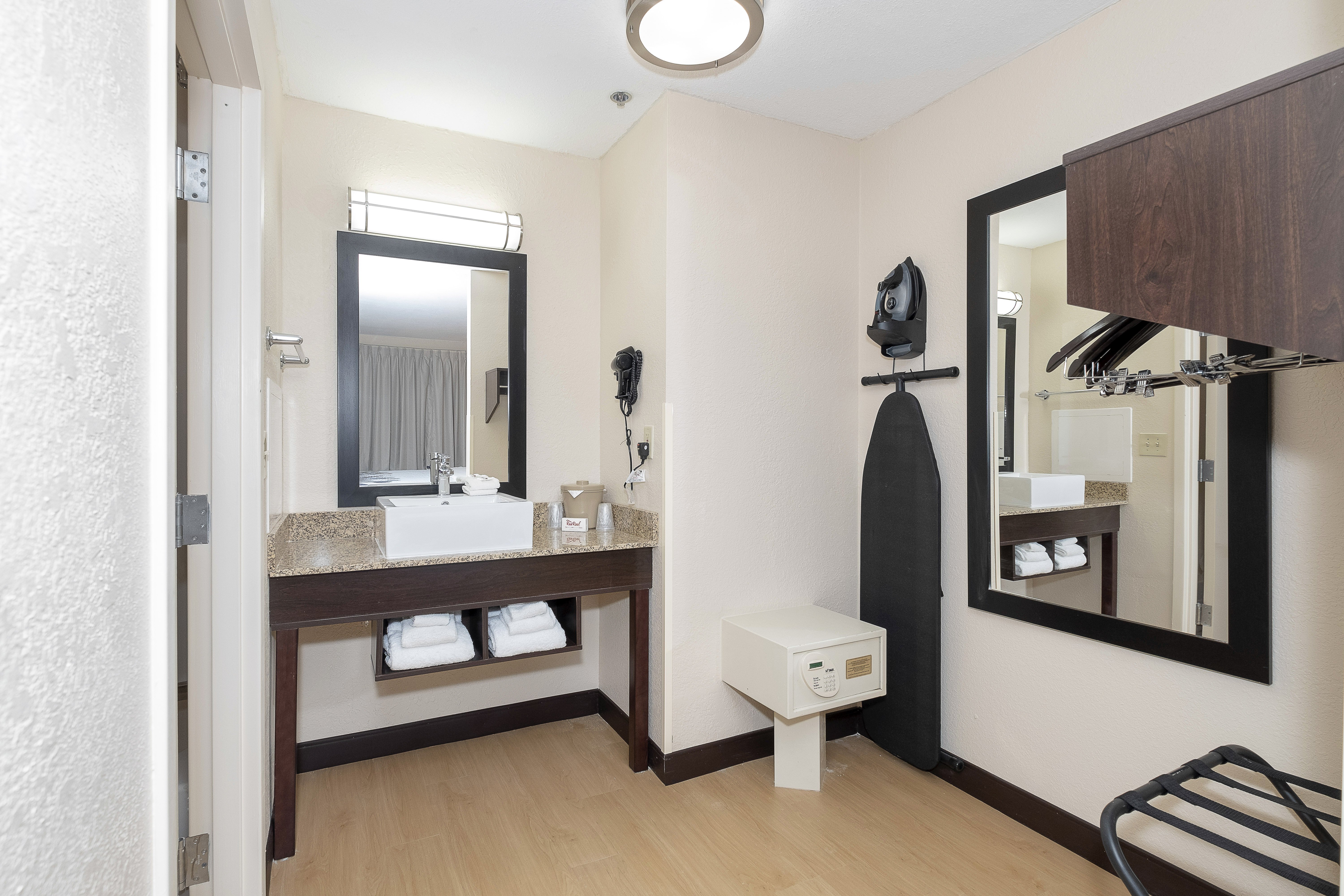 Premium, Suite, King Bed, Red Roof PLUS Jacksonville - Southpoint 6/6
