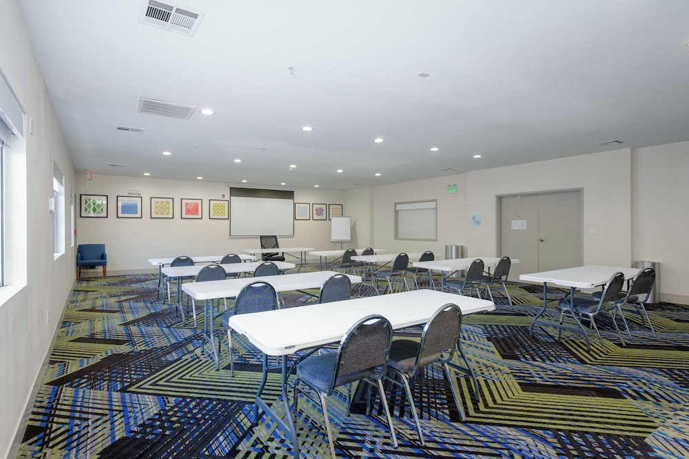 Holiday Inn Express Hotel and Suites Carlsbad 56/65