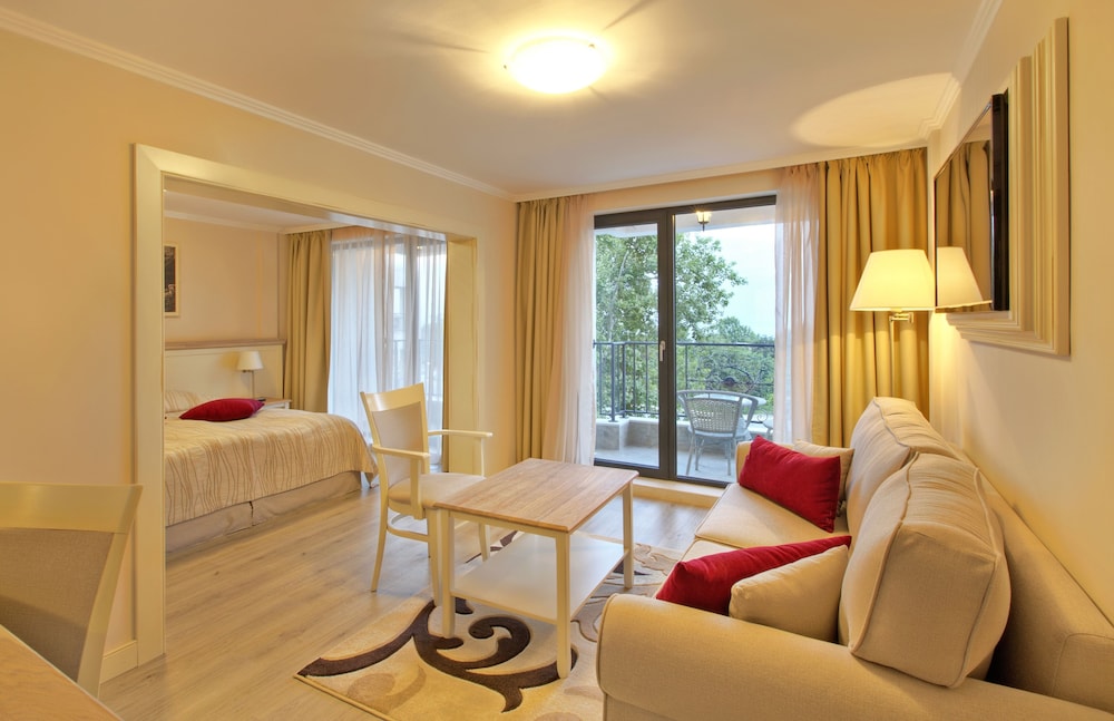 White Rock Castle Suite Hotel & Spa 12/47