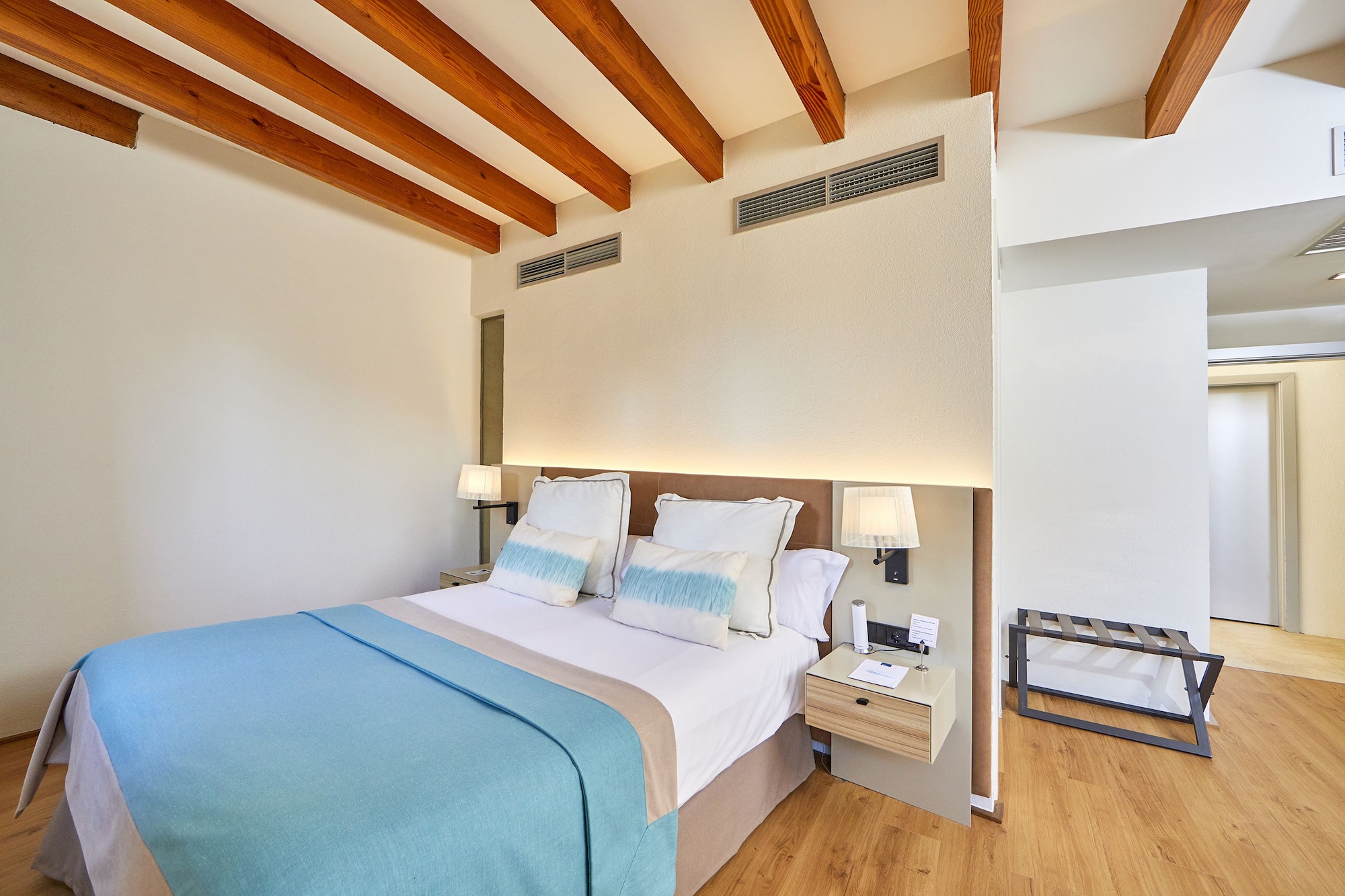 ROOM, DOUBLE BED