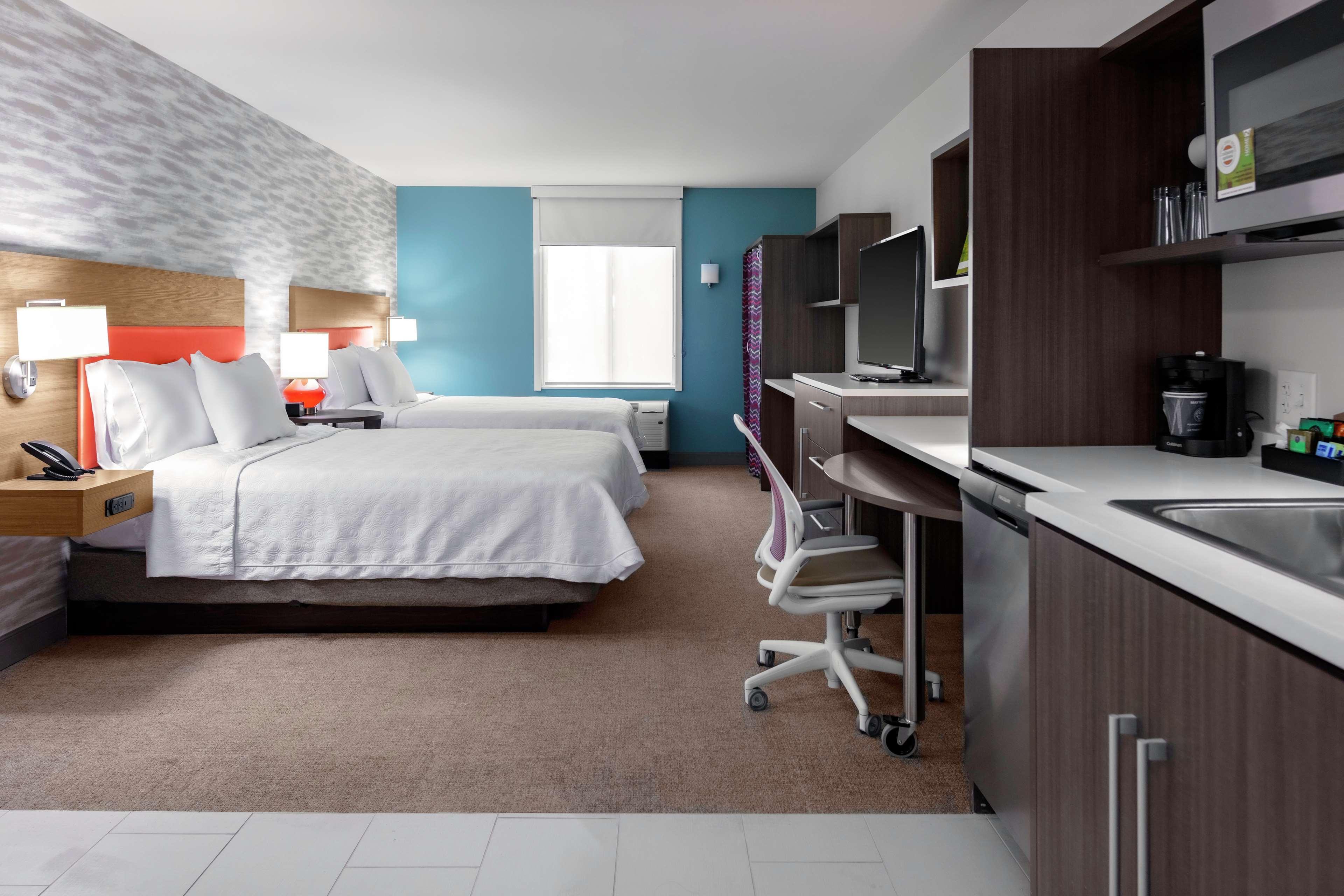 1 BEDROOM, SUITE, KING BED, 2 QUEEN BEDS