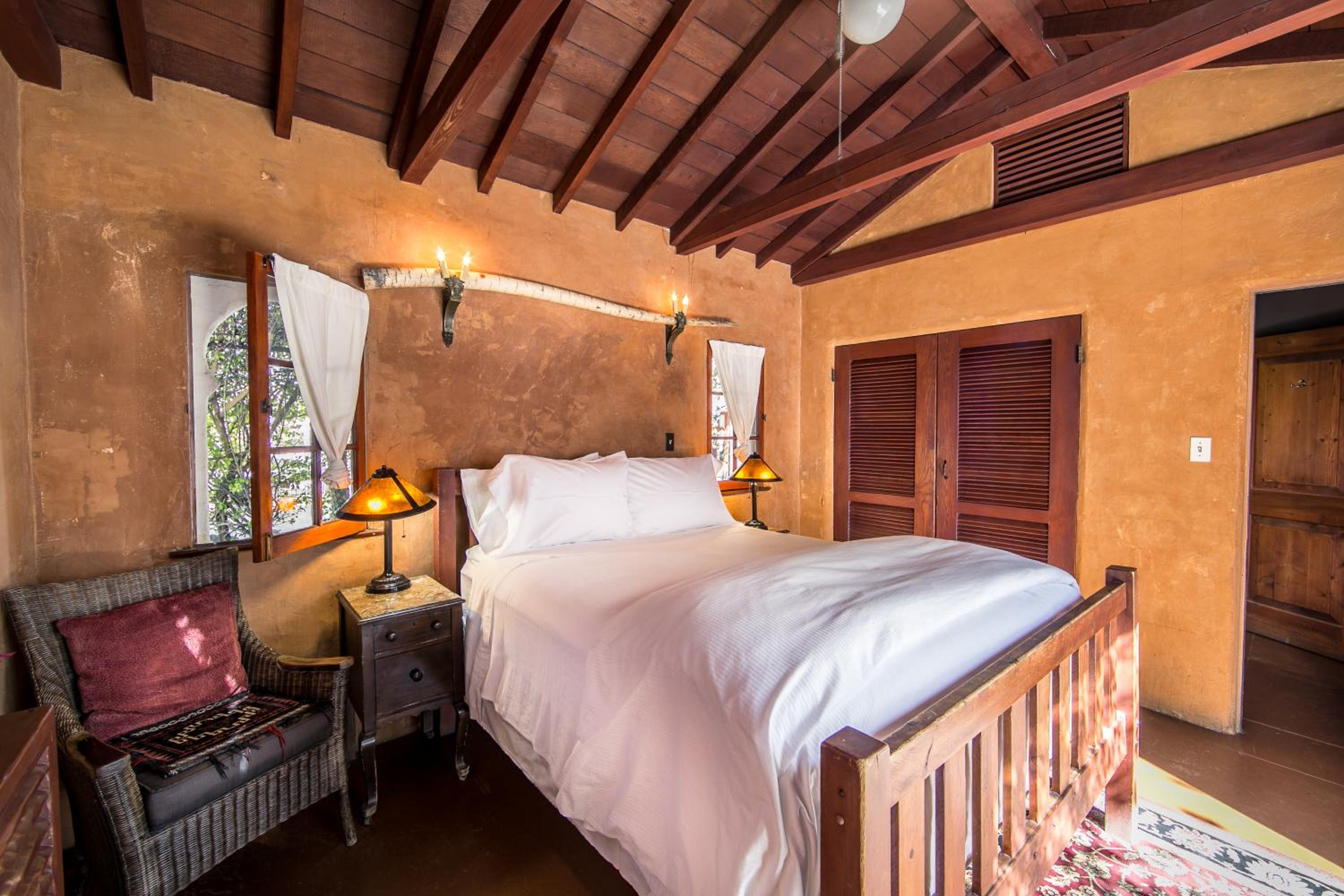 Adobe, Queen Bed