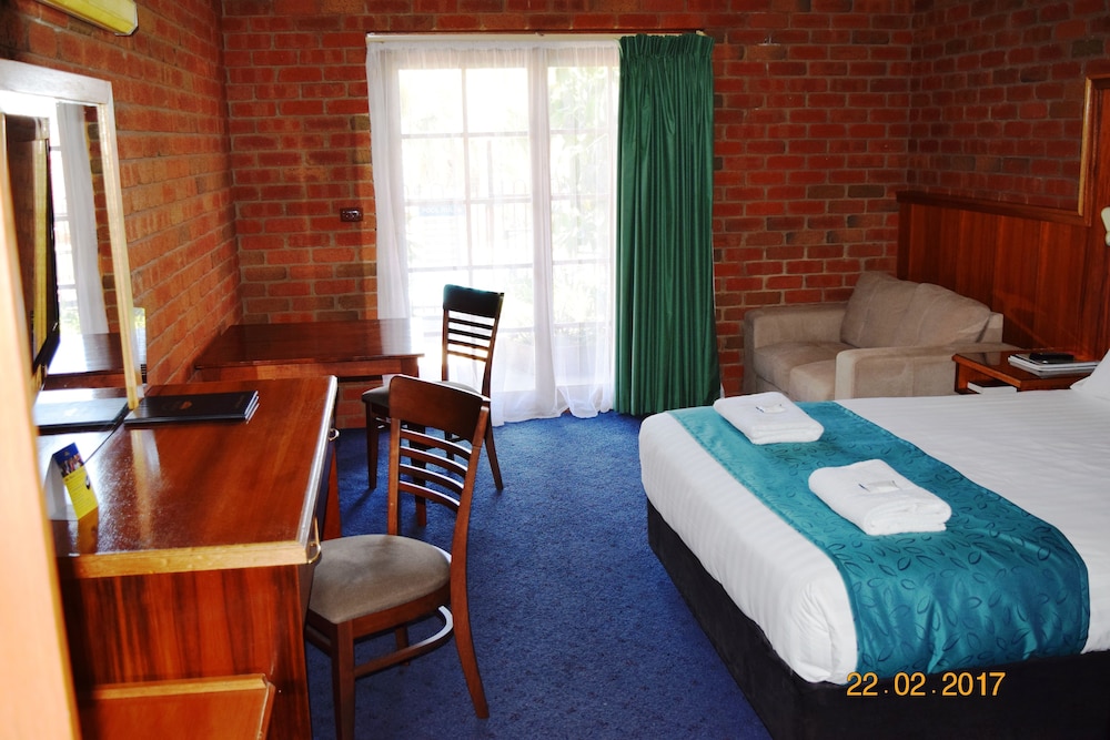 ROOM, QUEEN BED