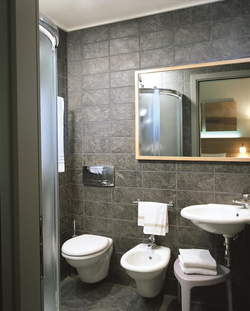 MERIDIANA COUNTRY HOTEL 39/41
