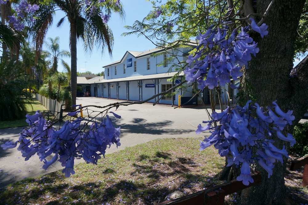 Colonial Motel 45/53