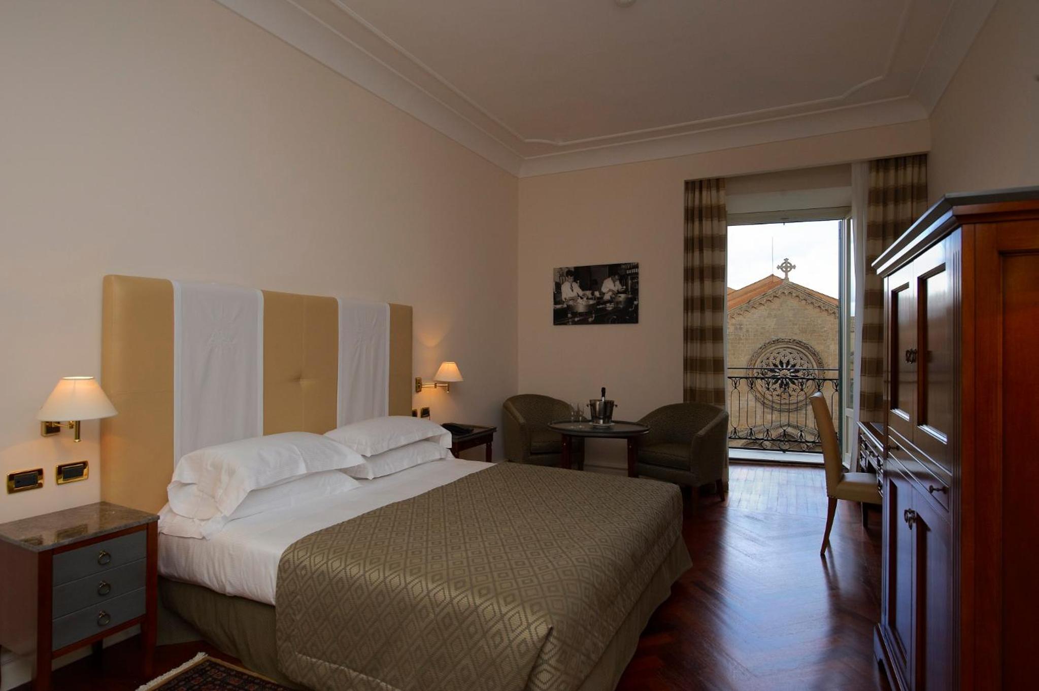 DELUXE, DOUBLE BED
