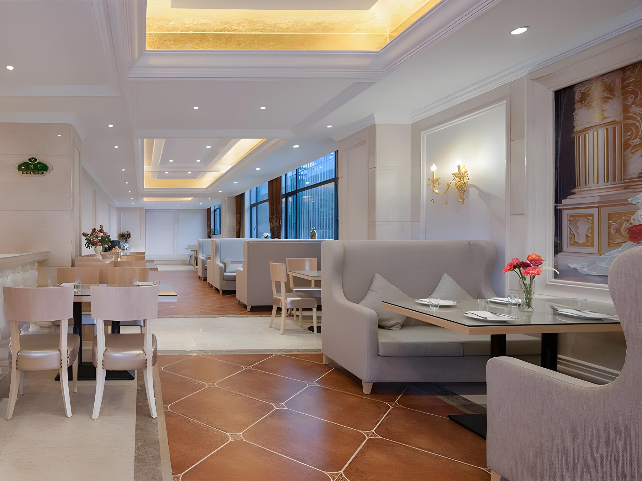 Vienna Hotel (Chongqing Shiqiaopu Metro Station) 42/58