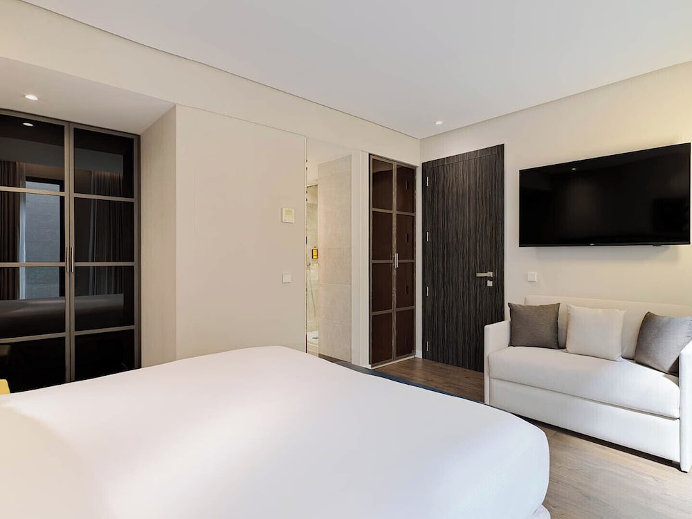 Atrium, Superior, Queen Bed, Sofa