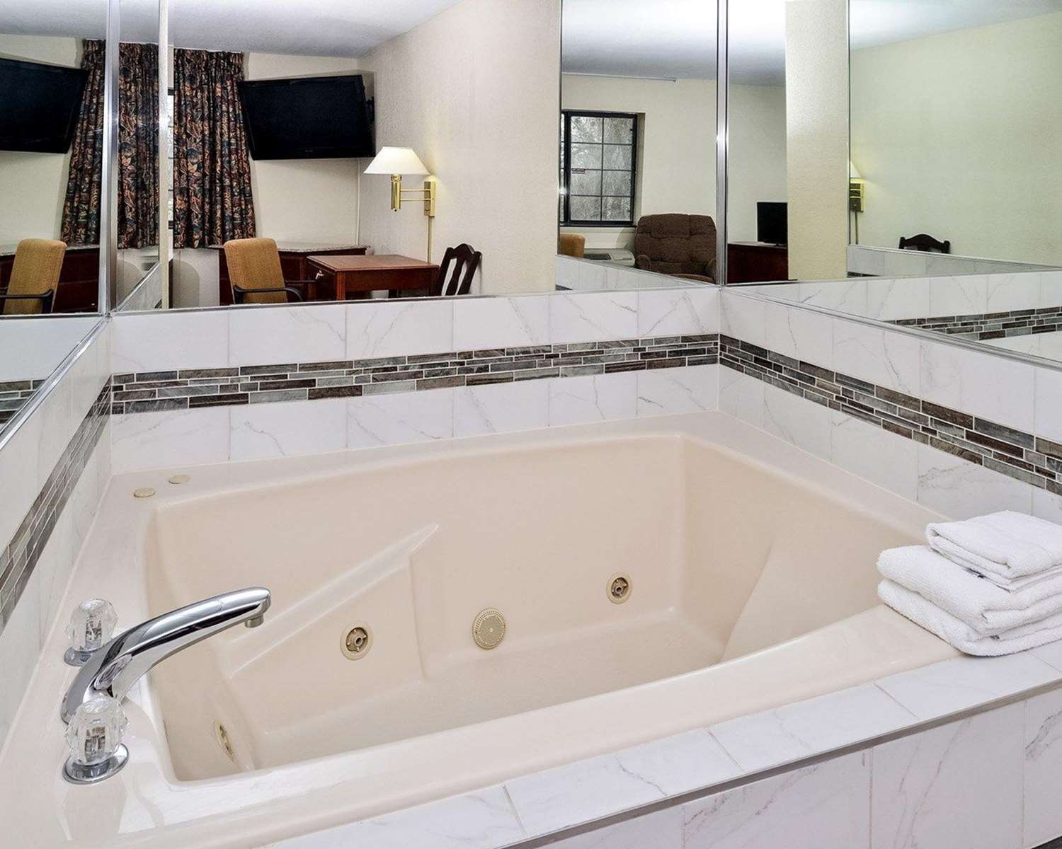 Econo Lodge Inn and Suites Shelbyville 20/21