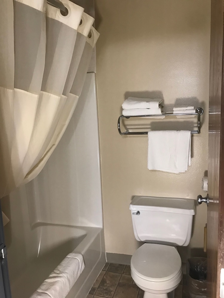 Heartland Hotel And Suites 24/62