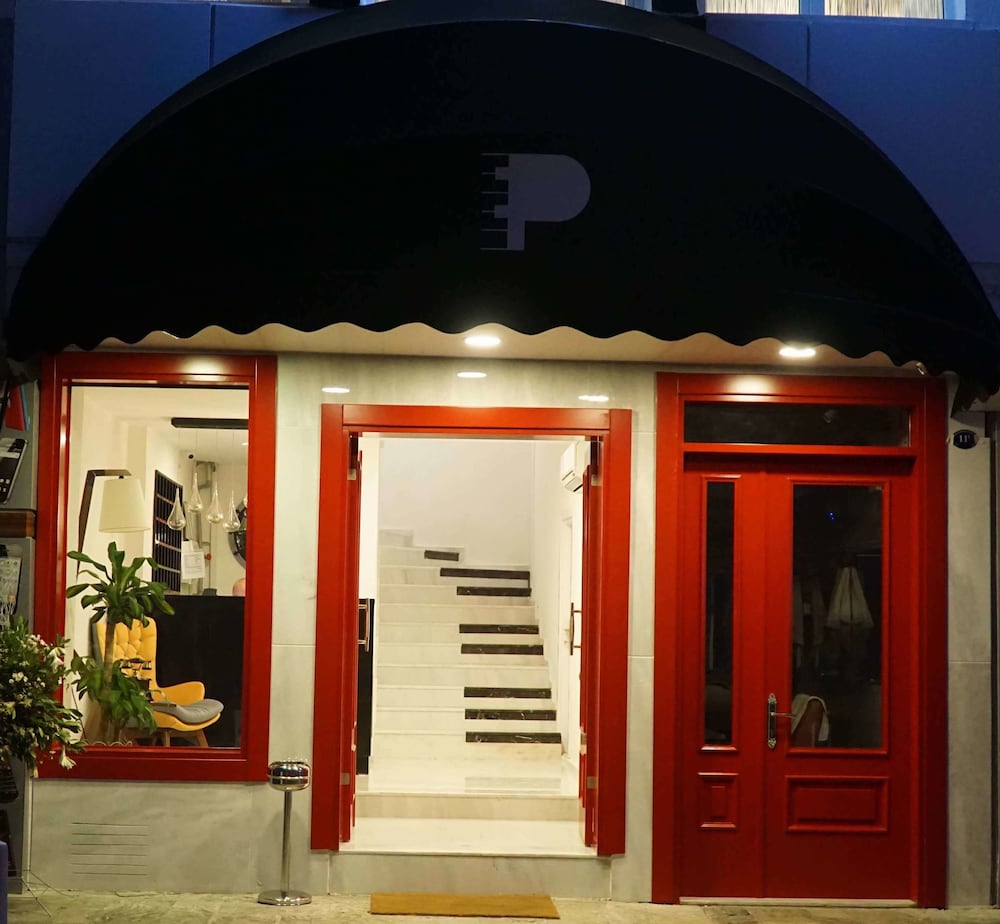 Piano Hotel 2/38