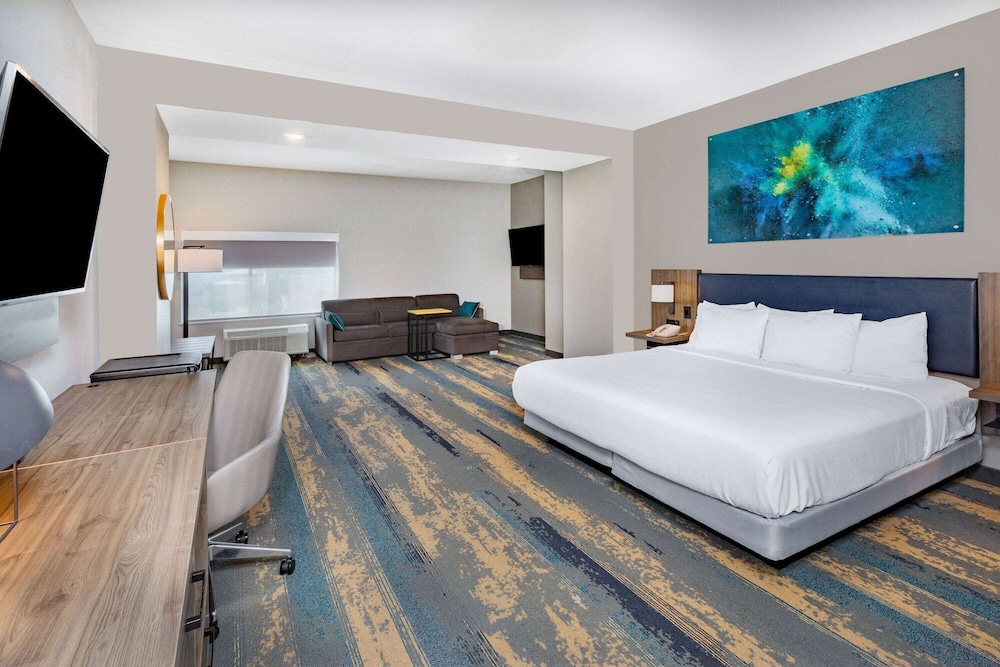 DELUXE, KING BED, ACCESSIBLE