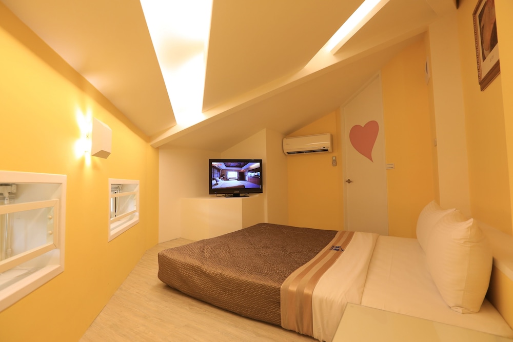 Regale Villa Hotel 11/73