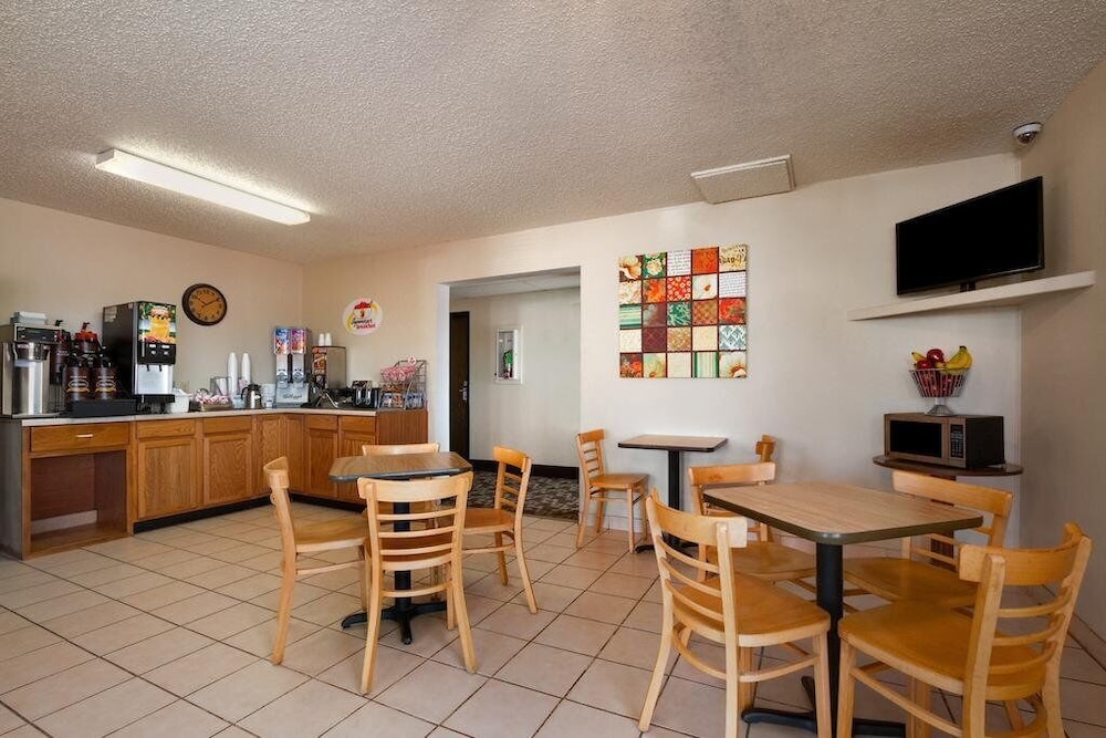 Super 8 by Wyndham Blackwell 13/15