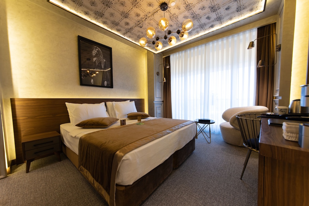 Tonight Hotel Port 9/44