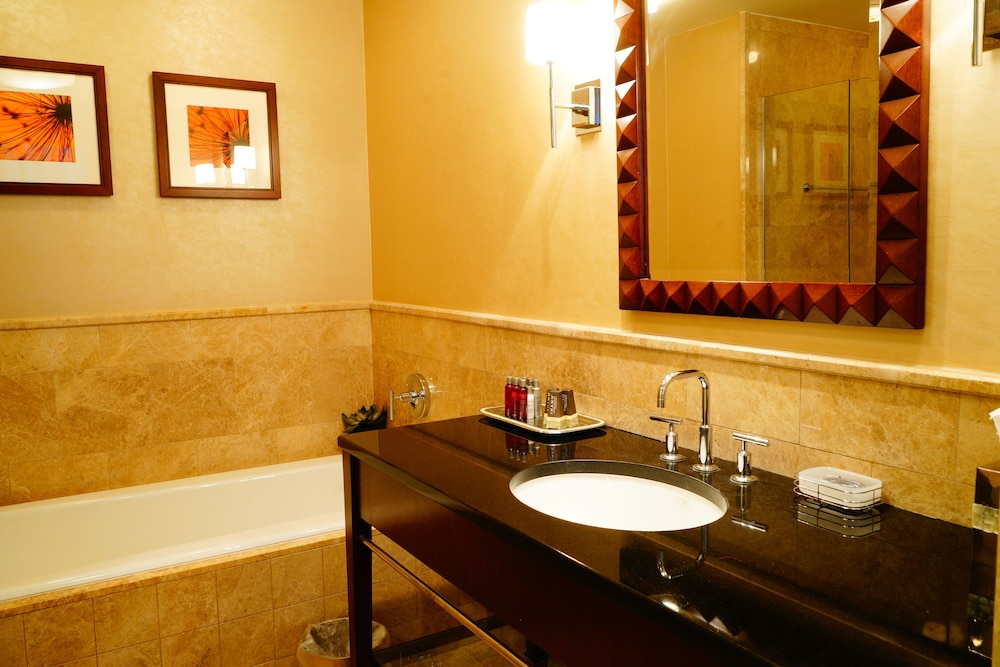2 Bedrooms, Suite, King Bed, 1 King and 2 Double Beds, Intracoastal View, 2 Bathrooms, Sofa, Balcony، Palm Beach Singer Island Resort and Spa Luxury Suites 3/5