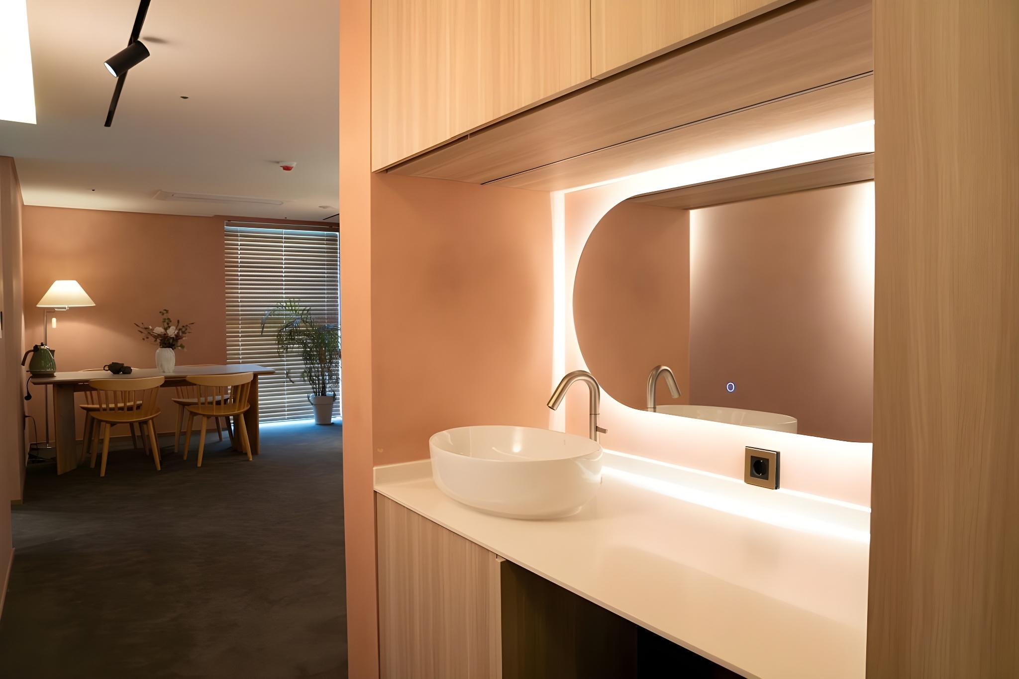 Suite, King Bed, No Parking, Large