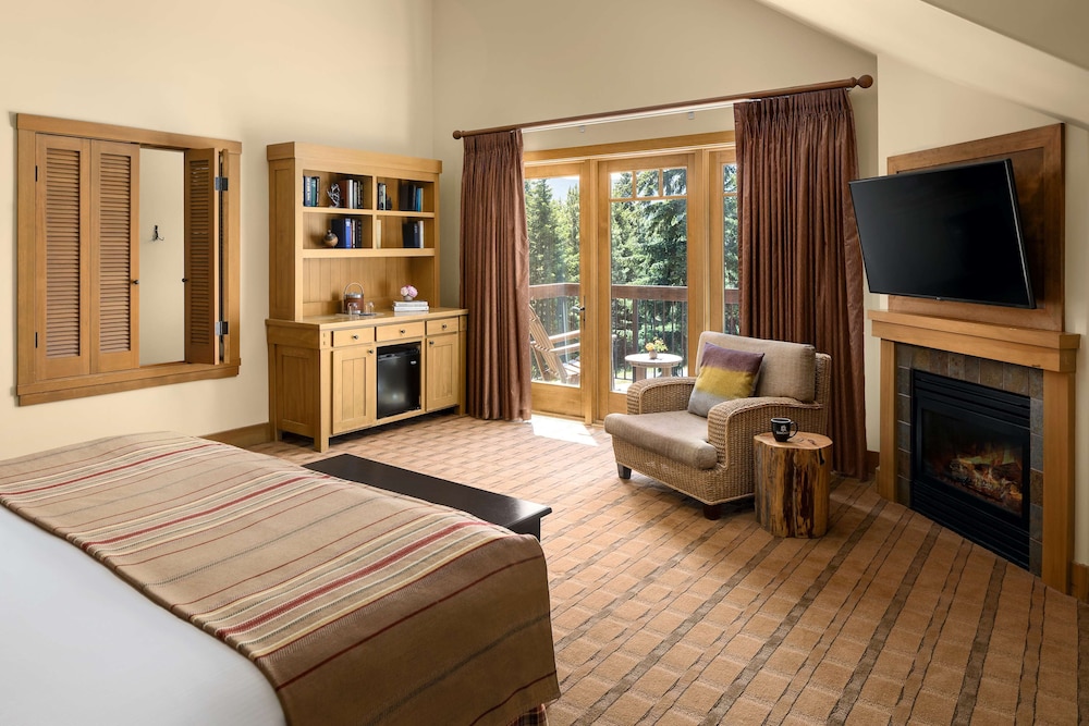 Suite, King Bed, Resort View, Corner