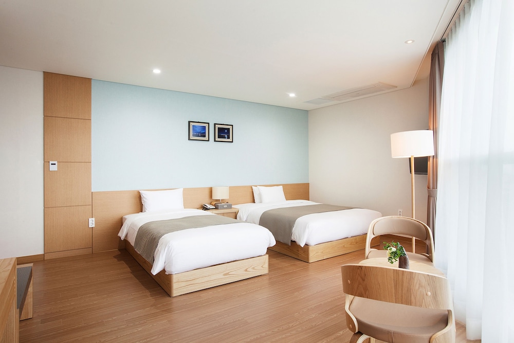 You Us Hotel 25/44