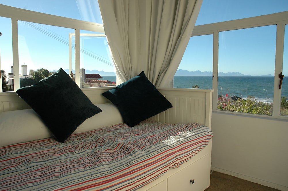 Blue On Blue Bed And Breakfast 12/36