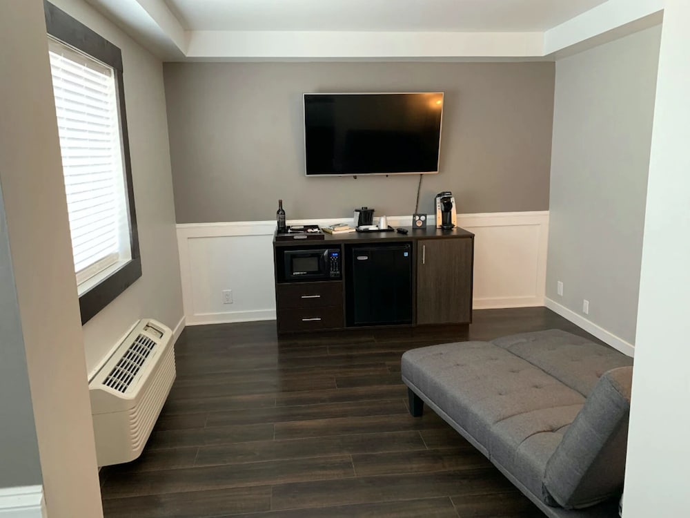 Cedar Stables Inn And Suites 14/17