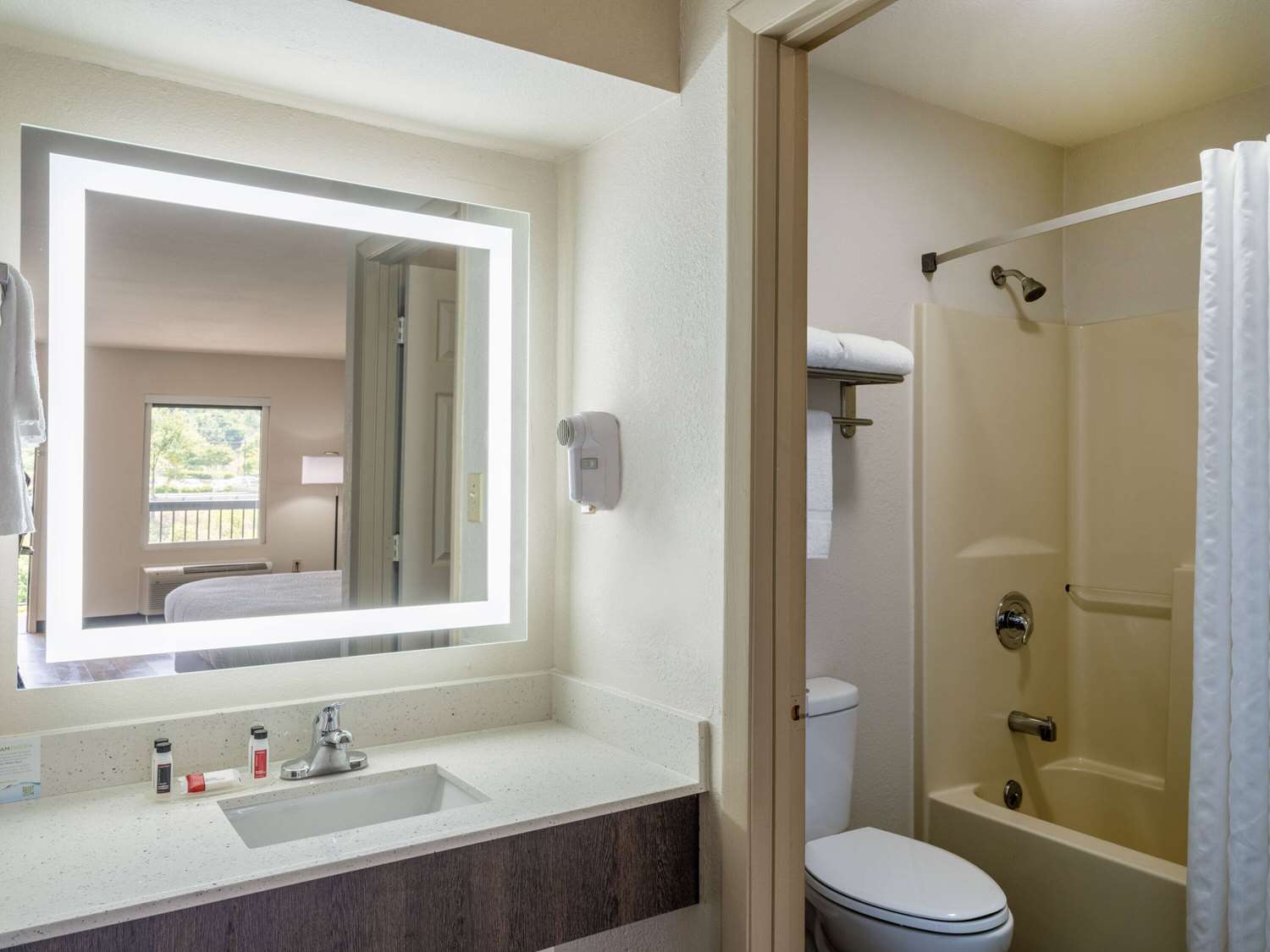 Days Inn by Wyndham Clemson 33/36