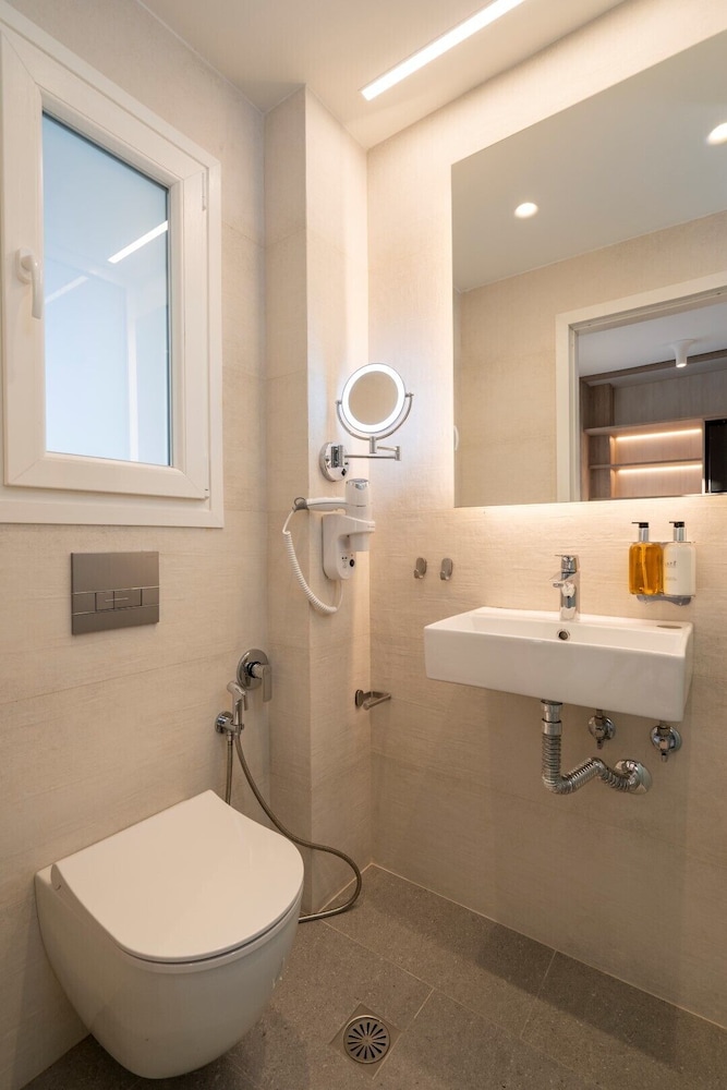 Mirablue Deluxe Residences 48/50