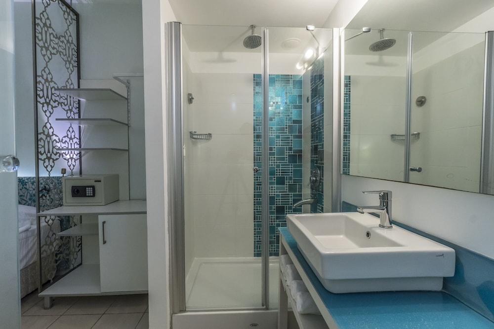 Babana Hotel 79/83