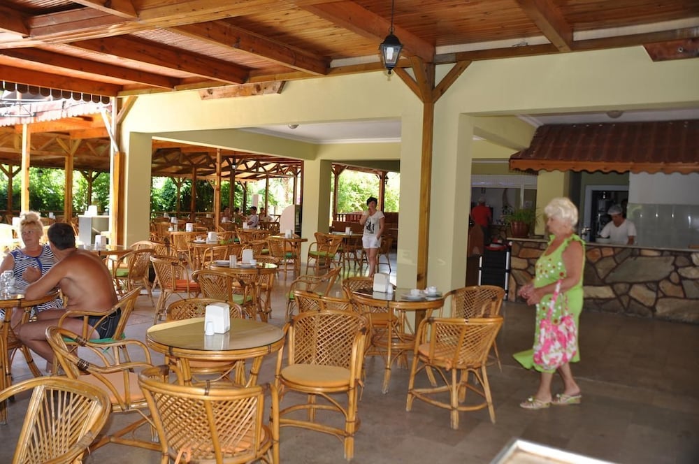 Larissa Inn 35/50