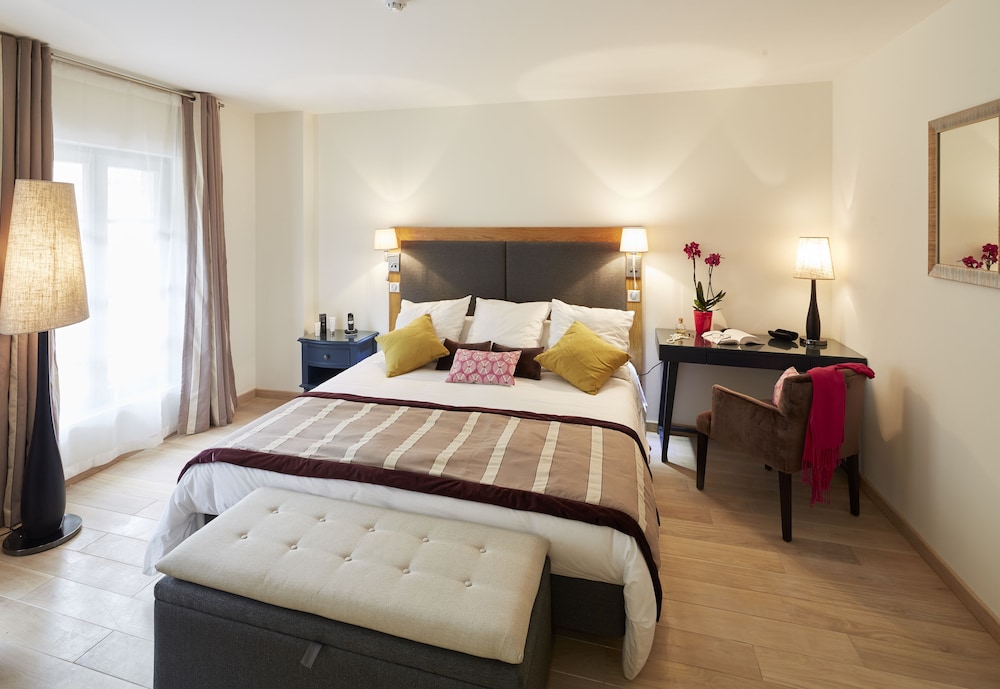 Hotel Castel Maintenon - Handwritten Collection 15/64
