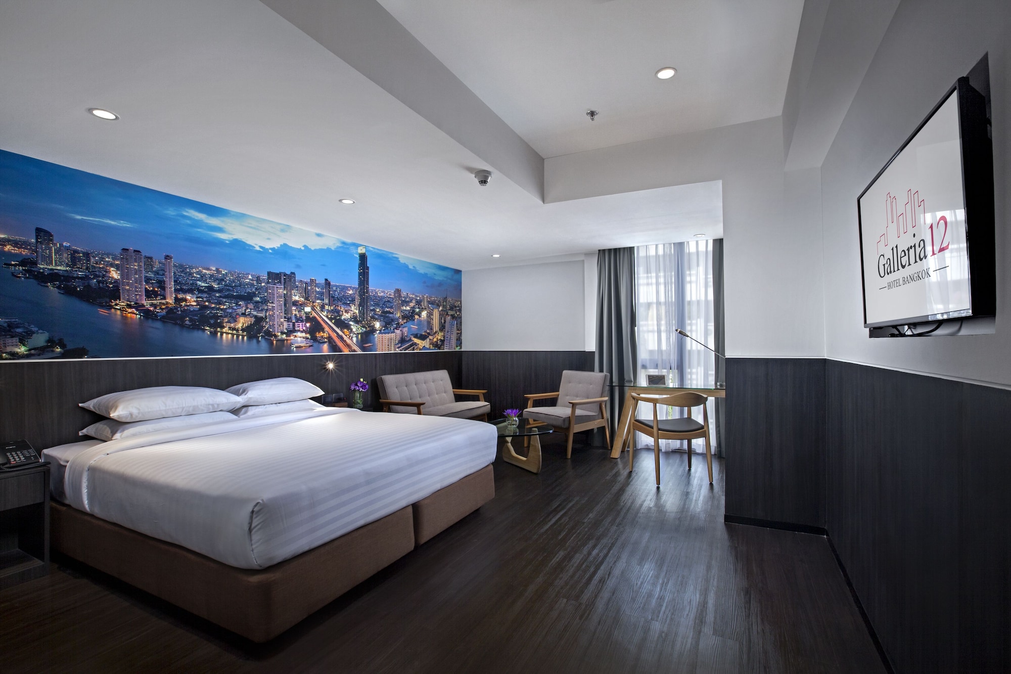 EXECUTIVE ROOM