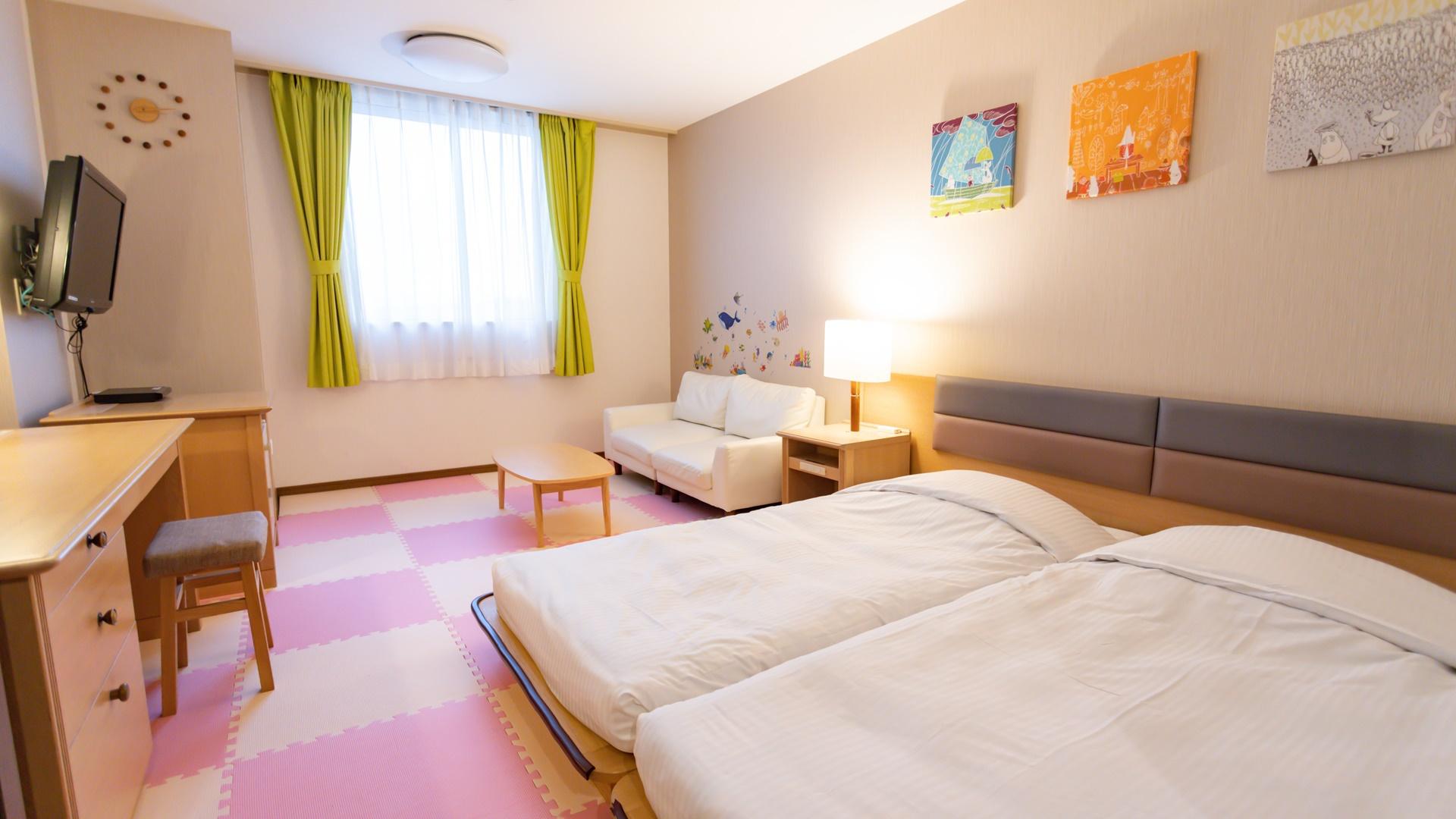 Hollywood, Run of House, Twin Beds, Main Building