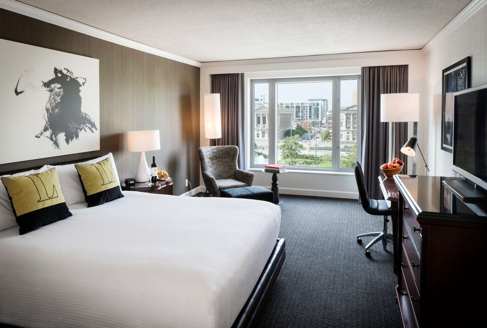 ROOM, KING BED, PARKWAY AND FOUNTAIN VIEW
