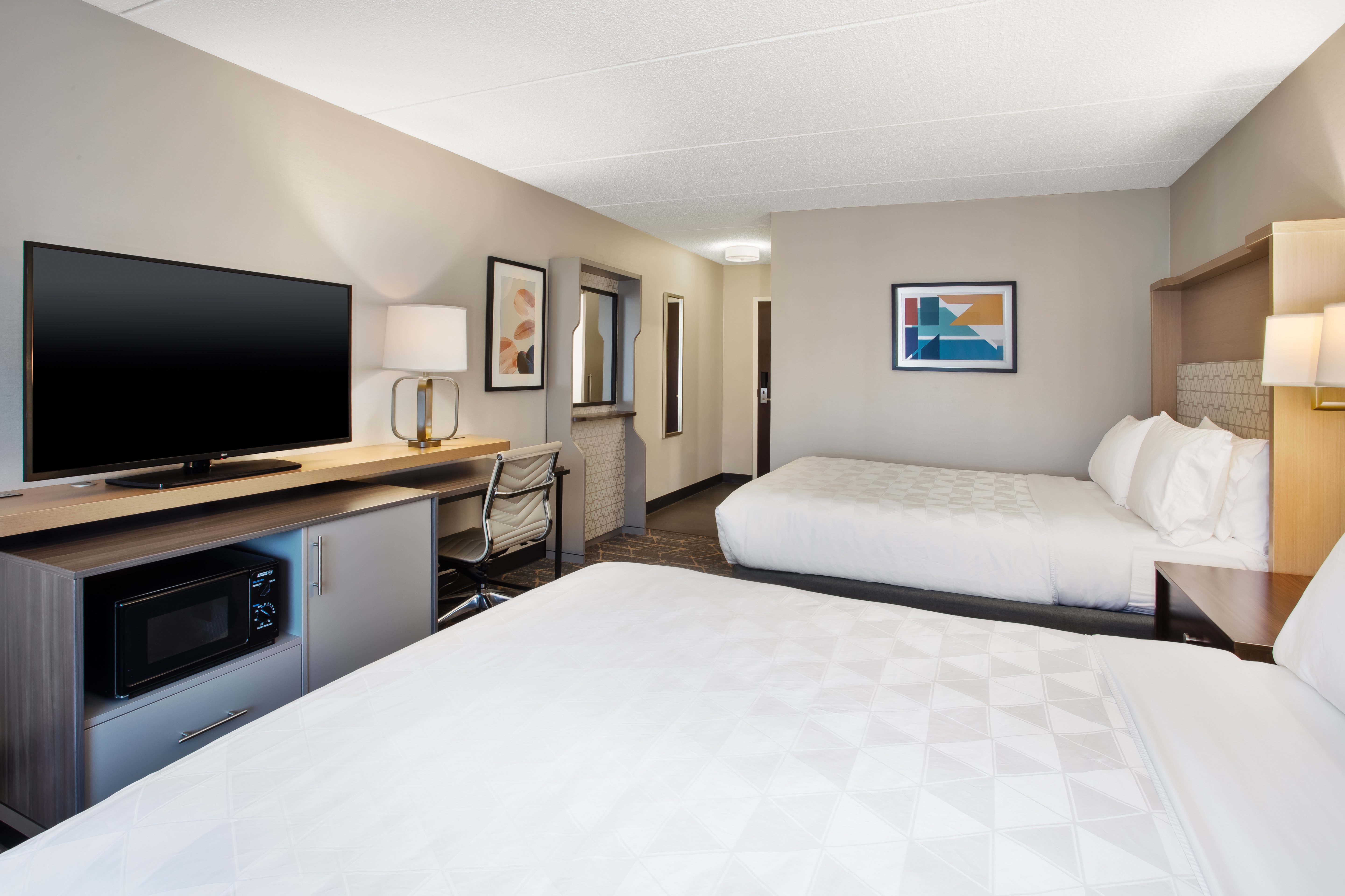 Holiday Inn Canton (Belden Village) 33/72
