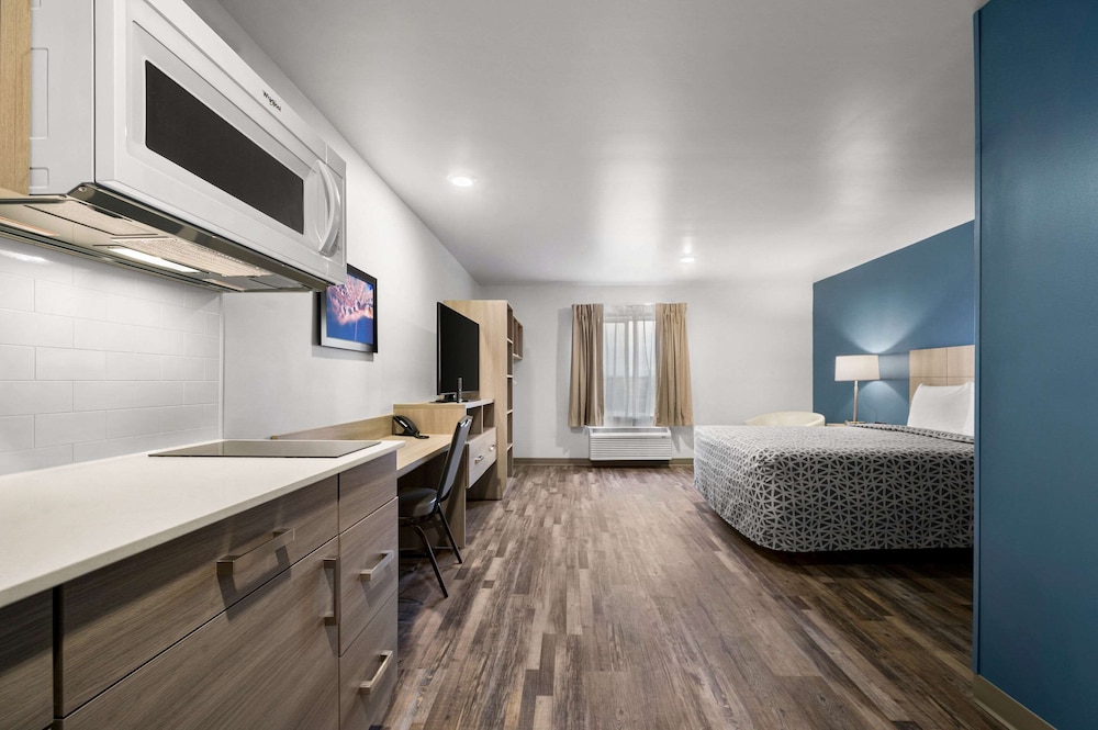 WoodSpring Suites Dearborn - Detroit 10/34