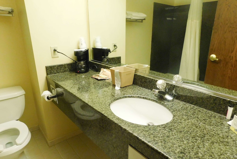 Days Inn & Suites by Wyndham Pocahontas 12/42