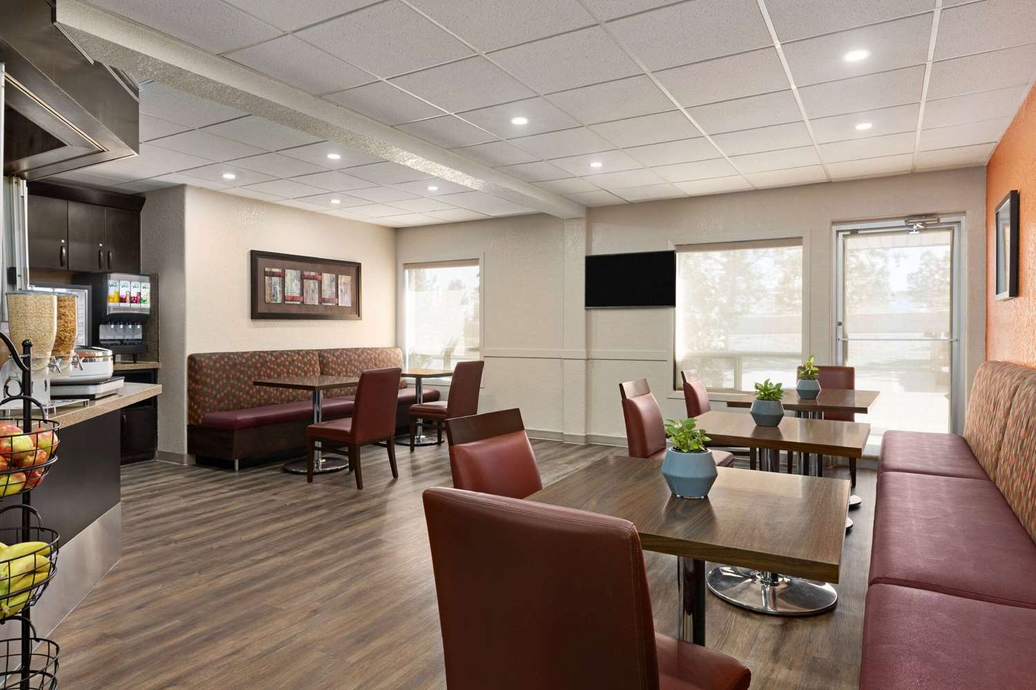 Super 8 by Wyndham Calgary Shawnessy Area 16/24