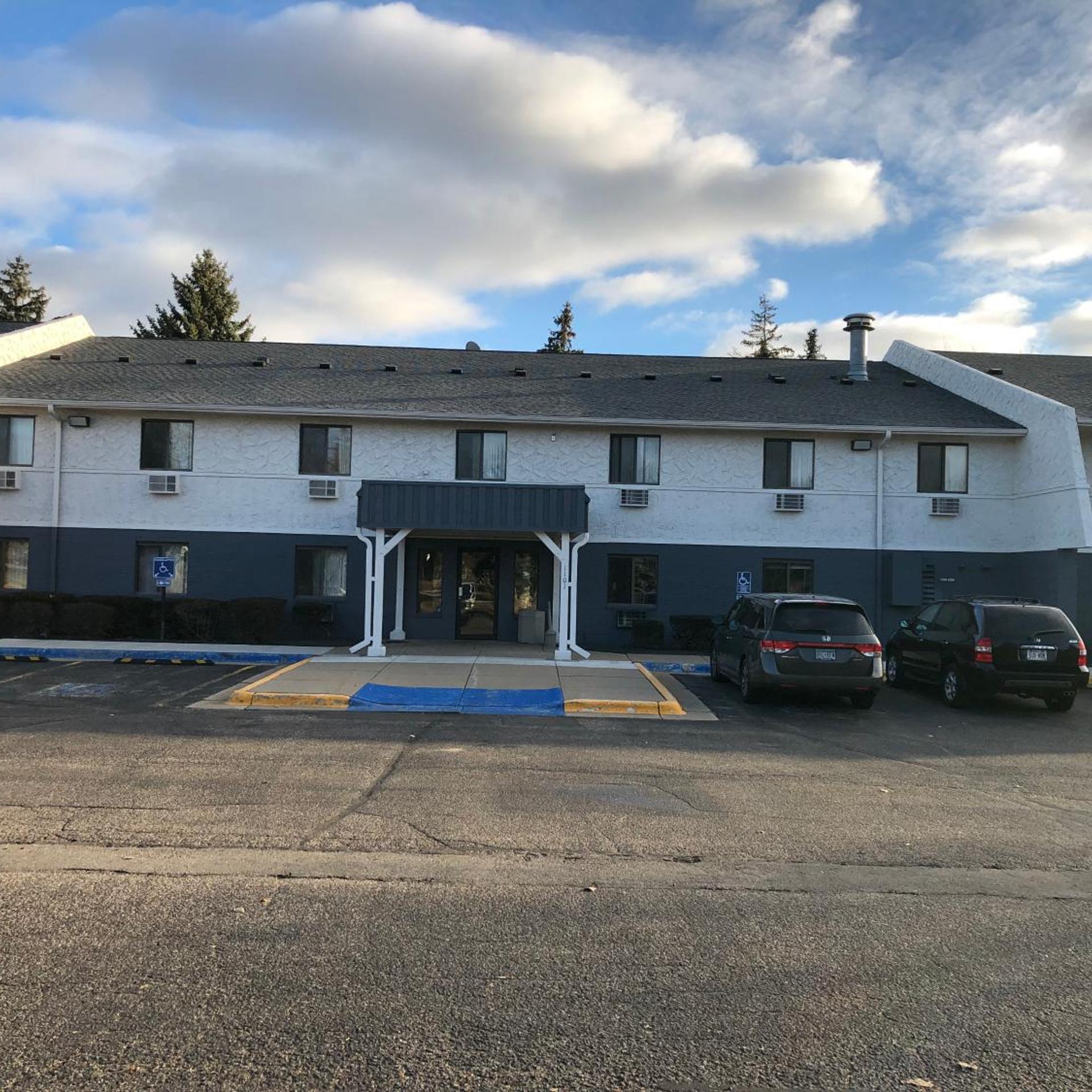 Burnsville Inn & Suites (ex Americas Best Value Inn-Burnsville/Minneapolis) 2/36
