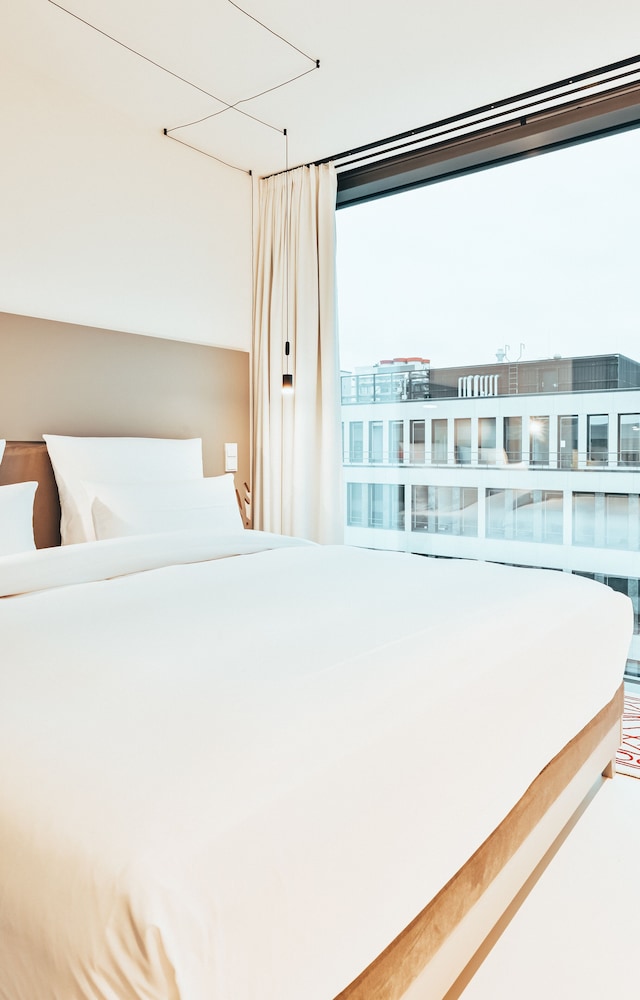 KPM Hotel and Residences 32/83