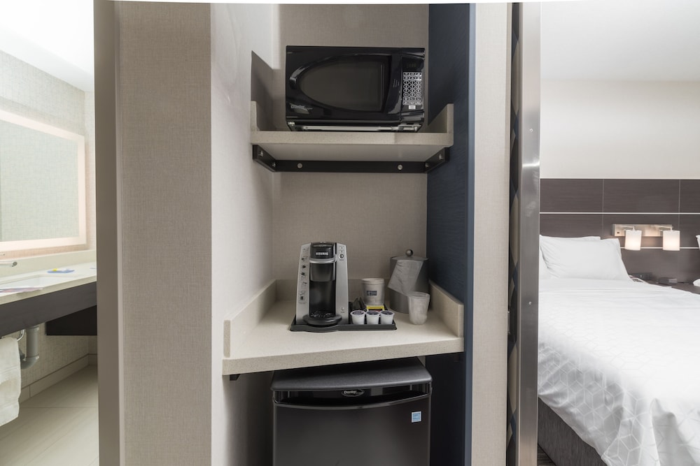 Holiday Inn Express Suites Saskatoon East University 31/78