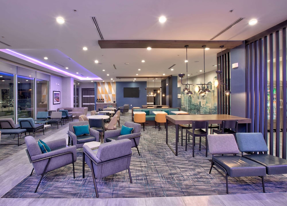 La Quinta Inn & Suites by Wyndham Dallas/Fairpark 33/40