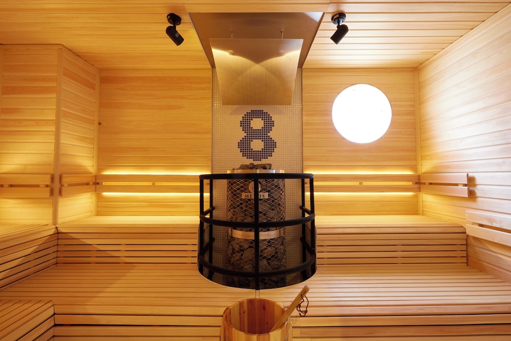 8Hotel 40/63