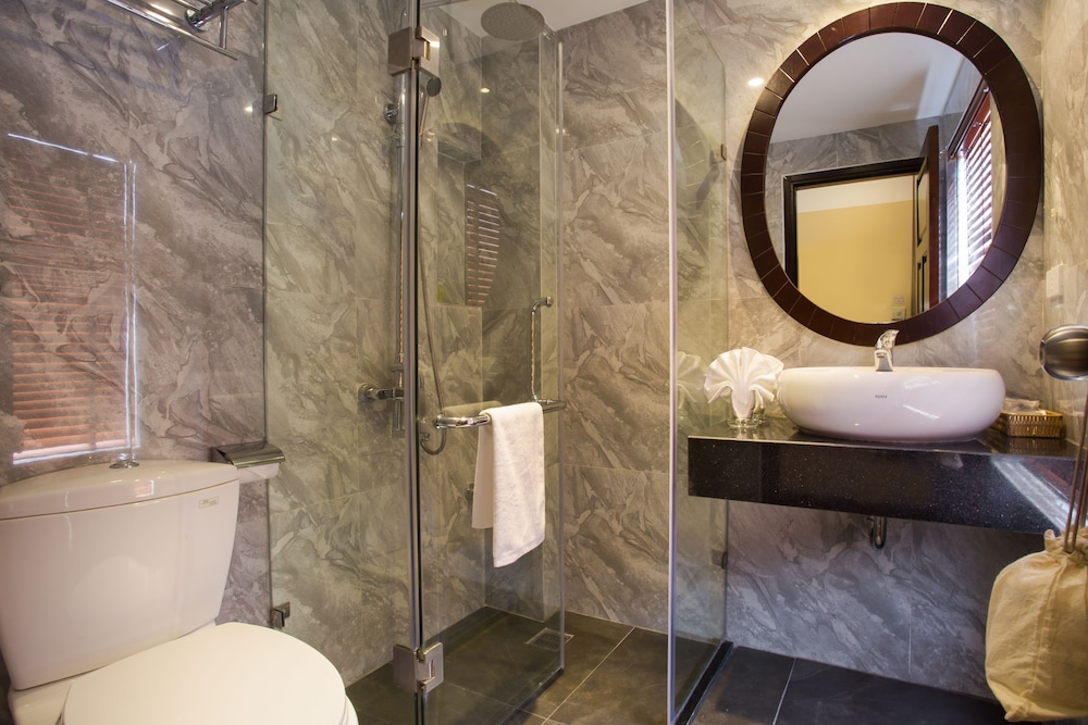 Ambassador, Suite, Queen Bed, Balcony، Ambassador Hanoi Hotel & Travel 2/2