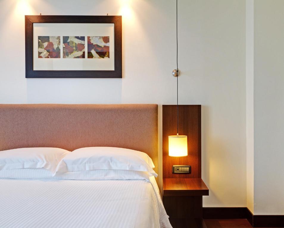 Double Room Economy