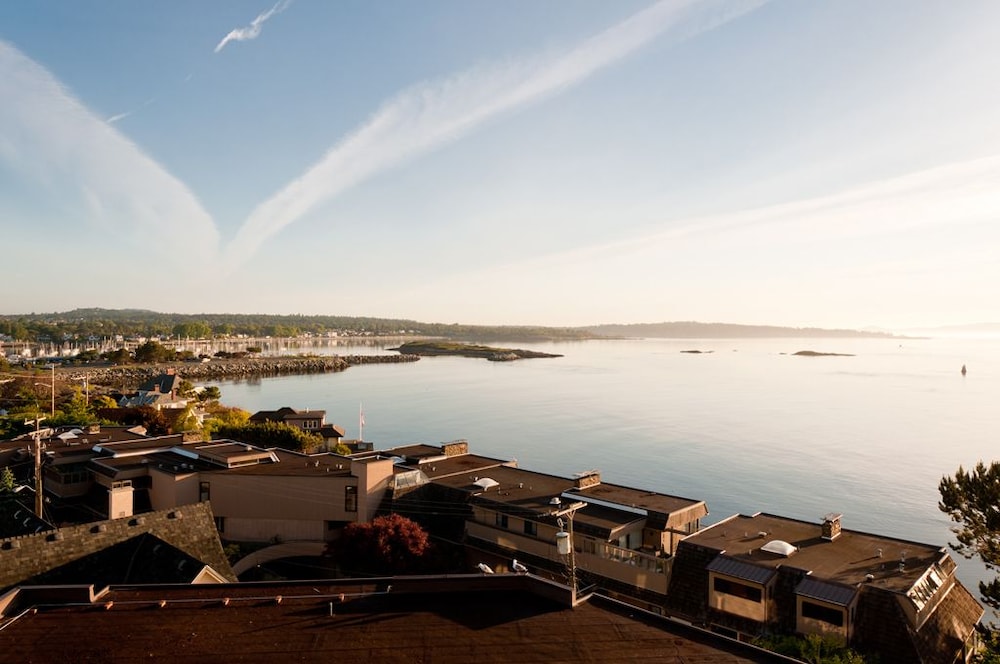 Oak Bay Beach Hotel 54/65
