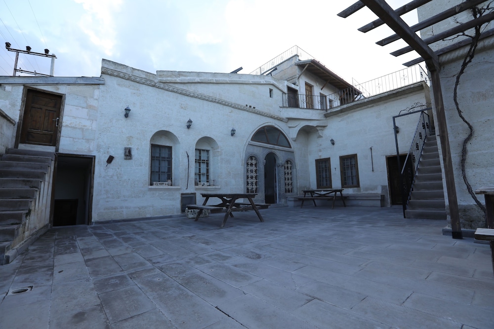 Upper Greek House 27/38